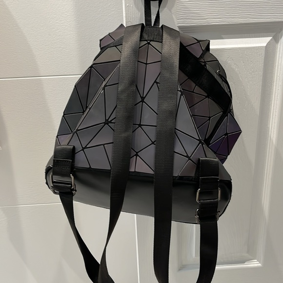 Roomy luminous geometric backpack - Picture 2 of 4